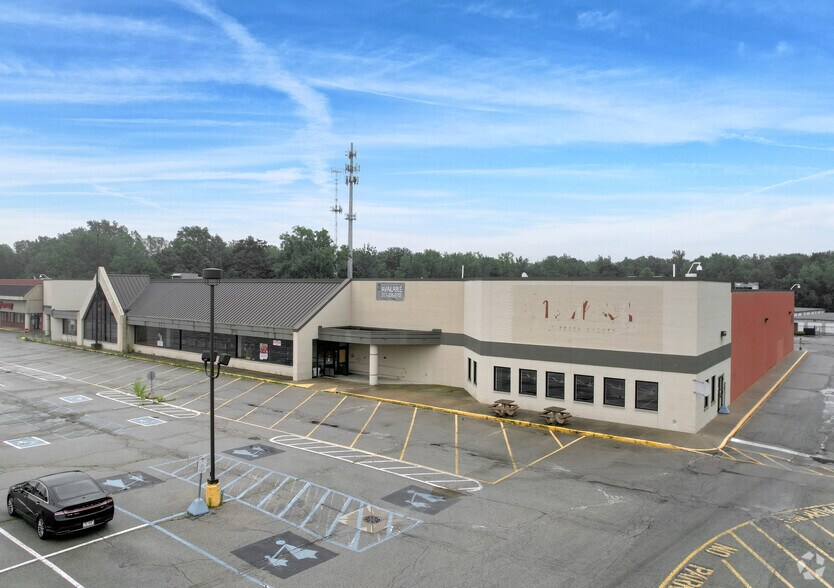 More Photos Of 11625 Fox Rd, Indianapolis Supermarket For Lease