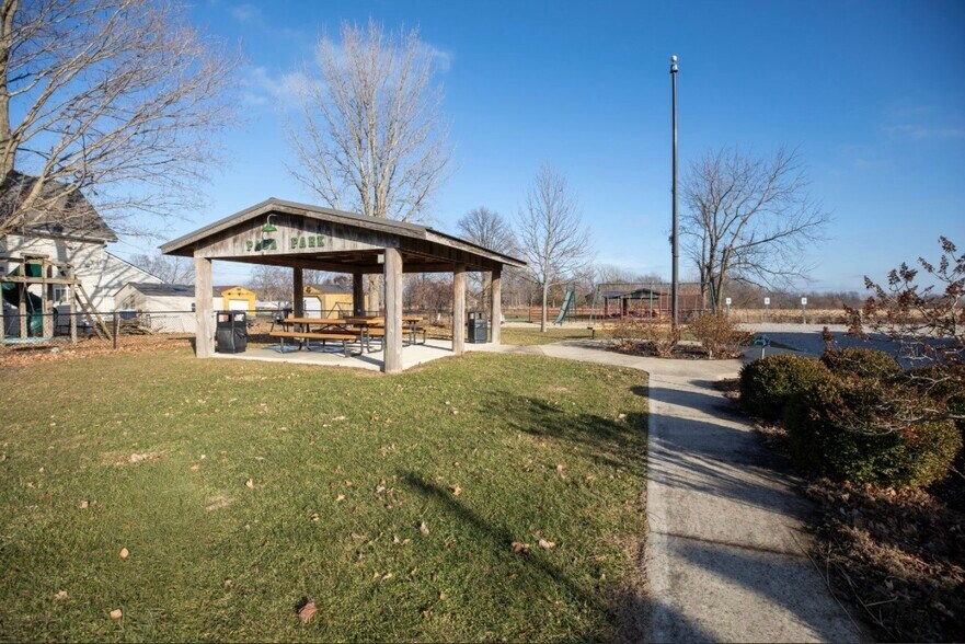 More Photos Of 991 N Main St, Kewanna General Retail For Sale