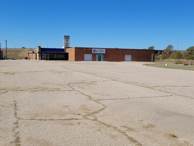 Primary Photo Of 1 S Lorraine St, Hutchinson Light Manufacturing For Sale