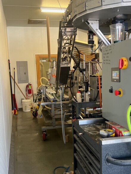 More Photos Of 2600 NE Division St, Bend Storefront Retail Office For Lease