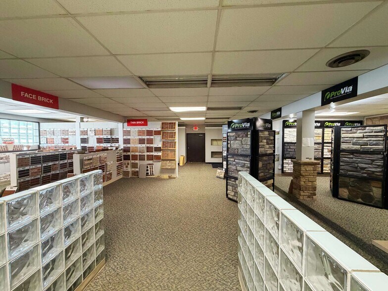 More Photos Of 130 N Cedar St, Newark Flex For Lease