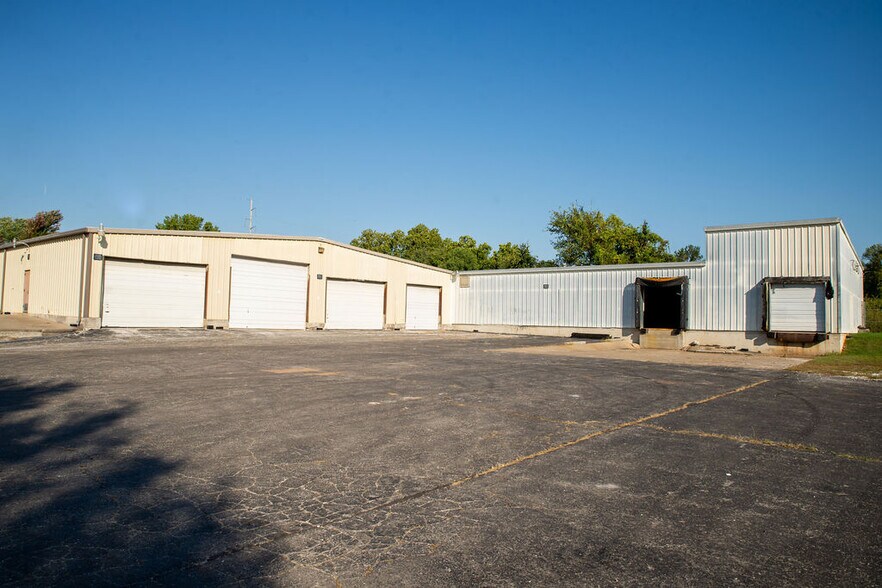 More Photos Of 1630 N Eldon Ave, Springfield Unknown For Lease