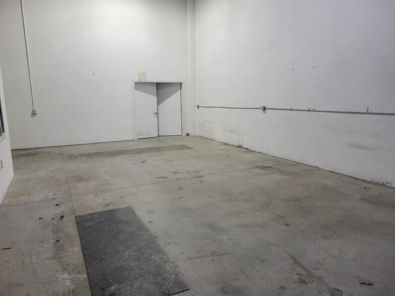 More Photos Of 2927-2947 SE Gran Park Way, Stuart Warehouse For Lease