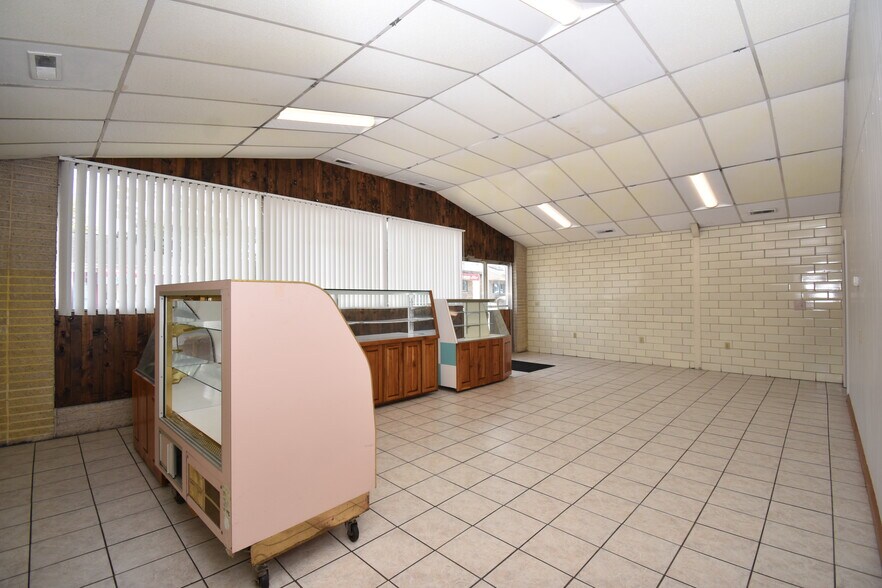 More Photos Of 132 N Main St, Hubbard Freestanding For Sale