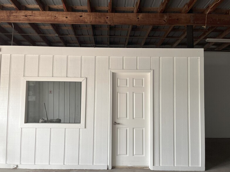 More Photos Of 7441 Silver Lake Ter, Jacksonville Warehouse For Lease