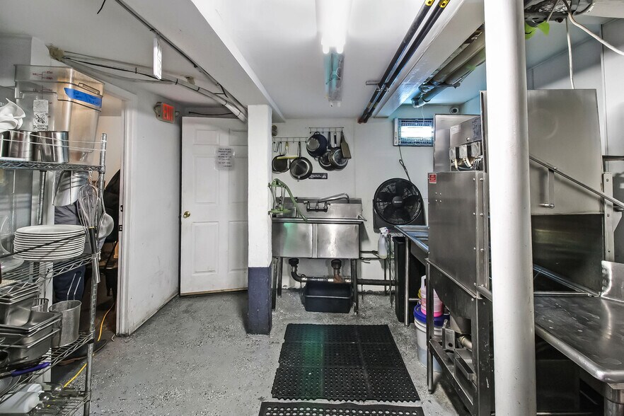 More Photos Of 550 Court St, Brooklyn Restaurant For Lease