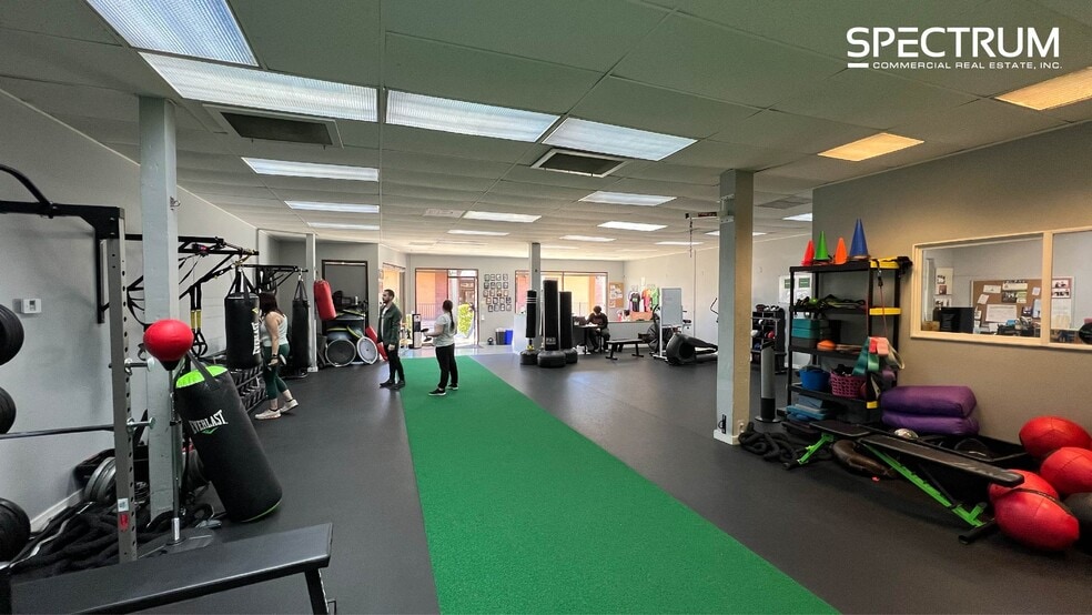 More Photos Of 17648-17656 Ventura Blvd, Encino Unknown For Lease