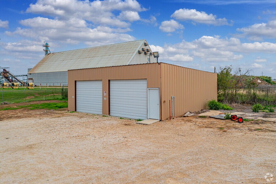 More Photos Of 1438 E St, Jourdanton Industrial For Sale