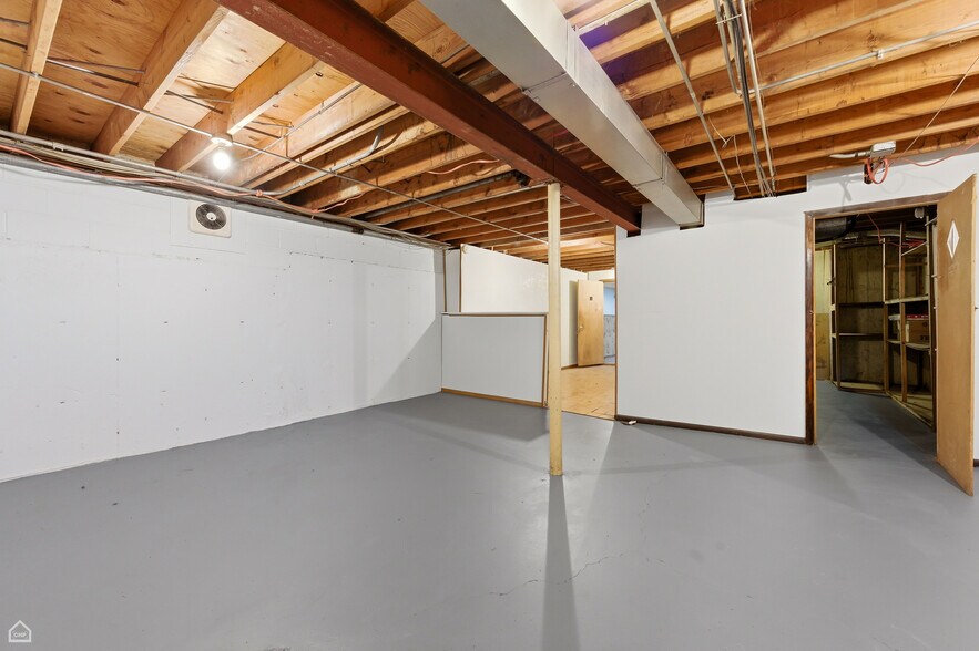 More Photos Of 8507 S Roberts Rd, Justice Veterinarian Kennel For Sale