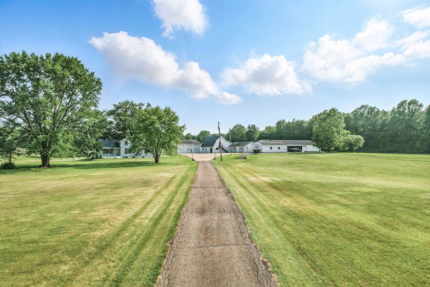 More Photos Of 4085 / 4086 State Route 422, Southington Showroom For Sale