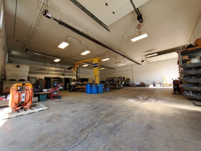 More Photos Of 630 Long Rd, Pittsburgh Showroom For Sale