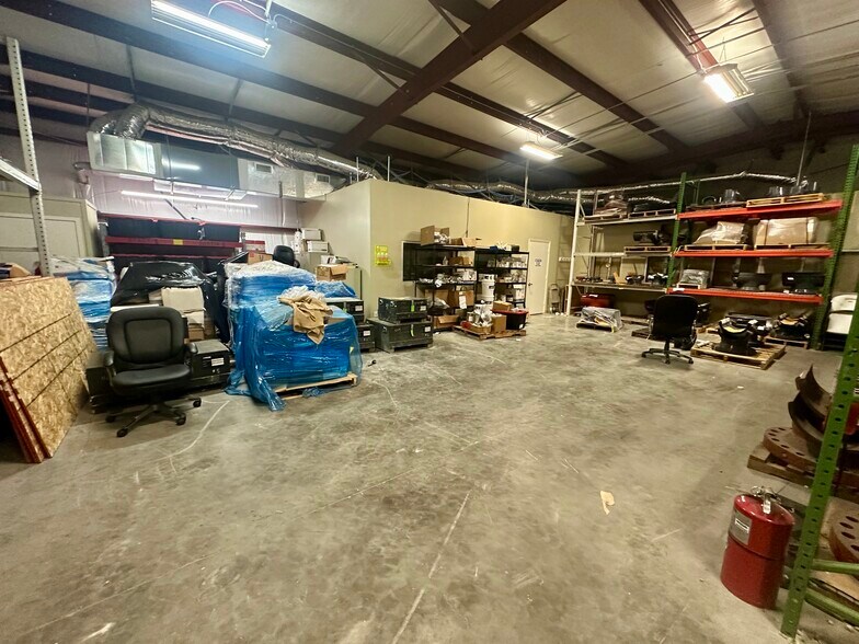 More Photos Of 4904 Railroad St, Deer Park Service For Lease
