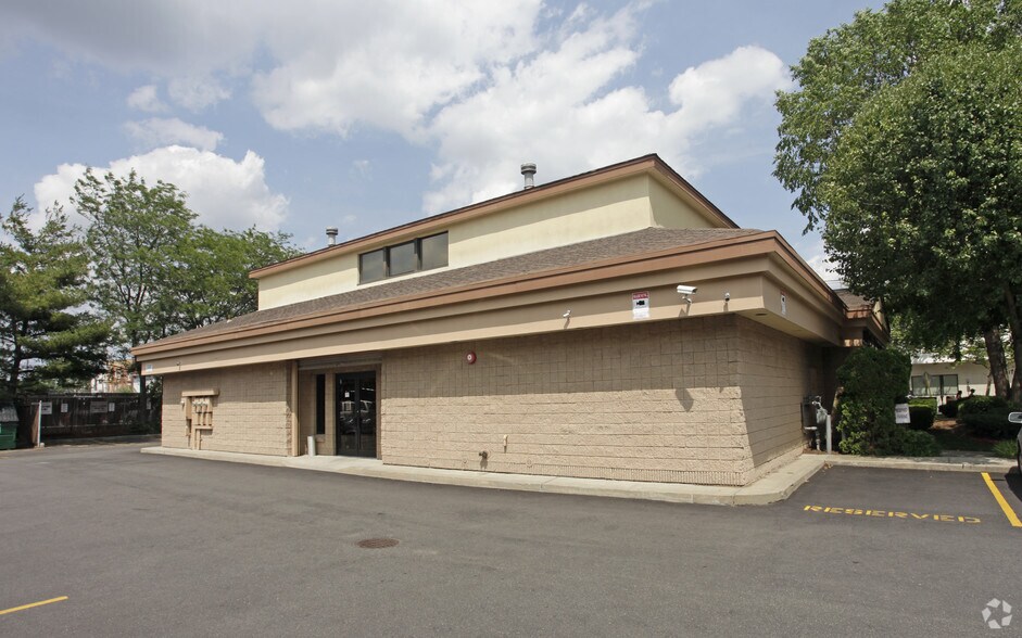 More Photos Of 140-170 Deer Park Ave, Babylon Storefront Retail Office For Lease