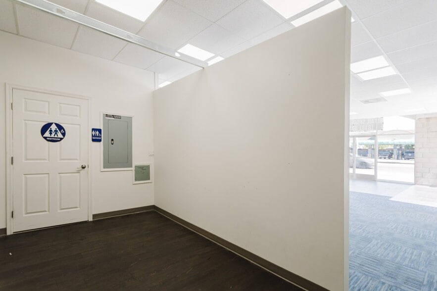 More Photos Of 5961 Laurel Canyon Blvd, Valley Village Storefront For Lease