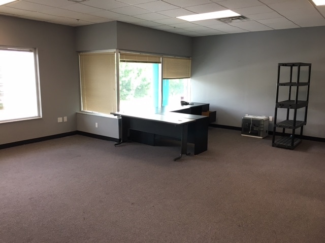 More Photos Of 7575 Kingspointe Pky, Orlando Showroom For Lease