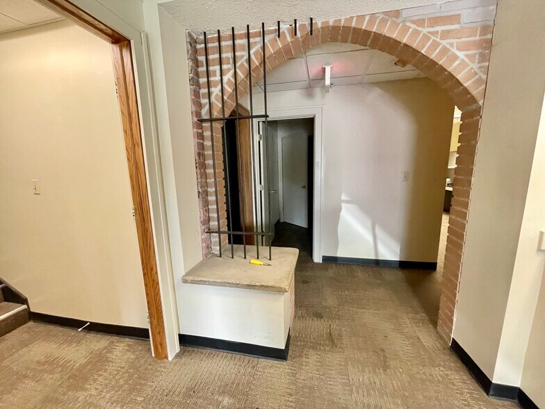 More Photos Of 120 16 1/2 St, Rock Island Office For Sale