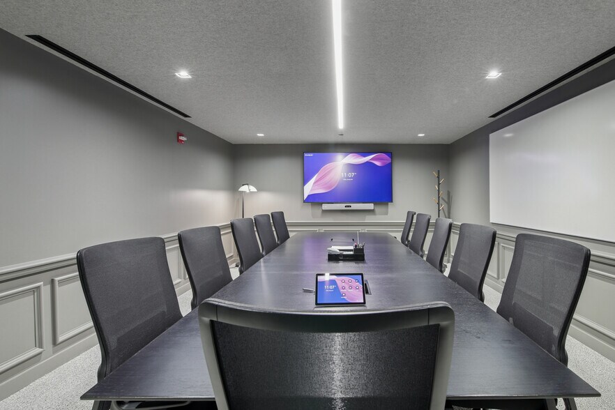 More Photos Of 33 N LaSalle St, Chicago Coworking Space