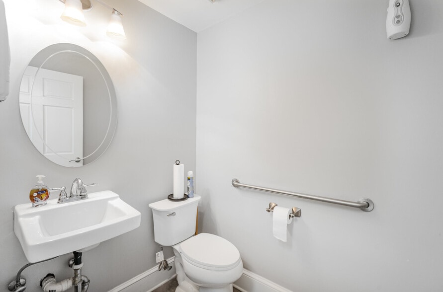 More Photos Of 4523 Park Rd, Charlotte Office For Sale