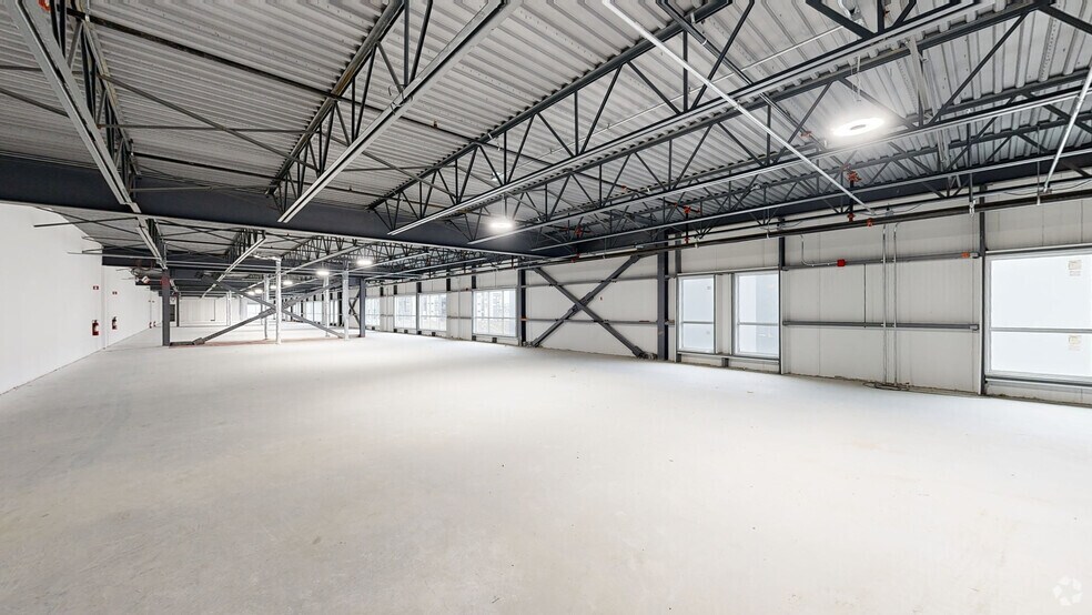 More Photos Of 160 Av D'ibéria, Candiac Distribution For Lease