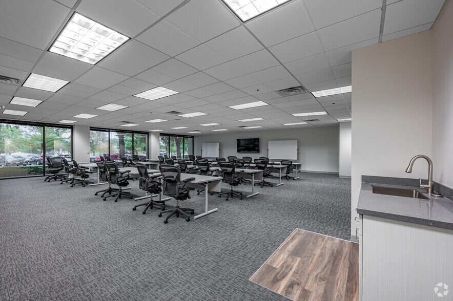 More Photos Of 2100-2120 W Walnut Hill Ln, Irving Office For Lease