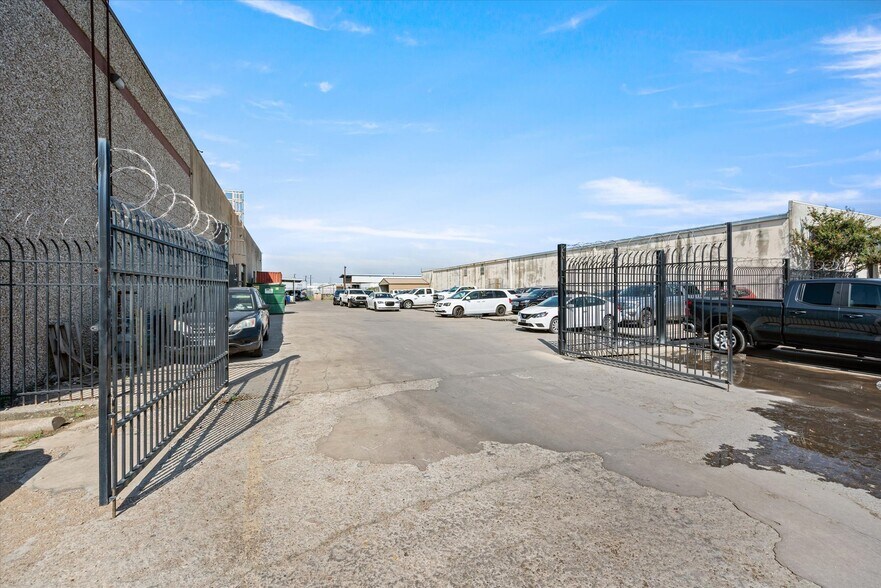 More Photos Of 5127-5131 Mercantile Row, Dallas Warehouse For Lease