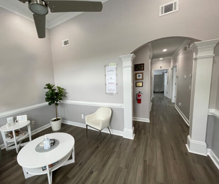 More Photos Of 101-106 Bombay Ln, Roswell Medical For Lease