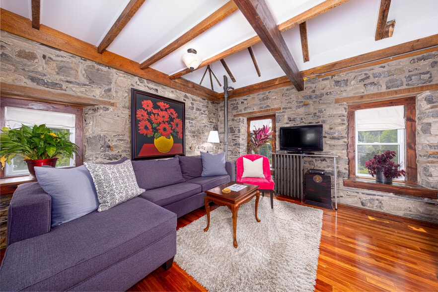 More Photos Of 8 Starr Pl, Kingston Hospitality For Sale