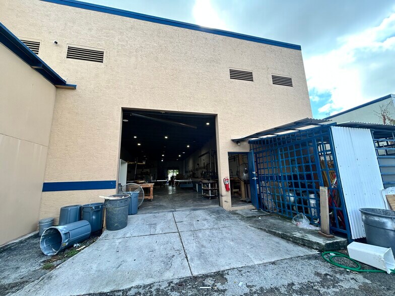 More Photos Of 2720 W 3rd ct, Hialeah Manufacturing For Lease