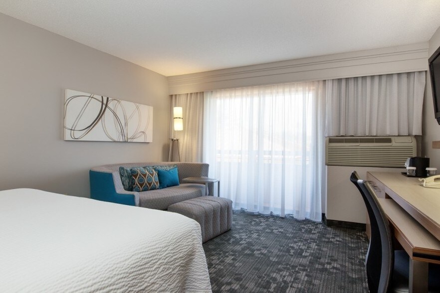 More Photos Of 3040 Ross Clark Cir, Dothan Hotel For Sale