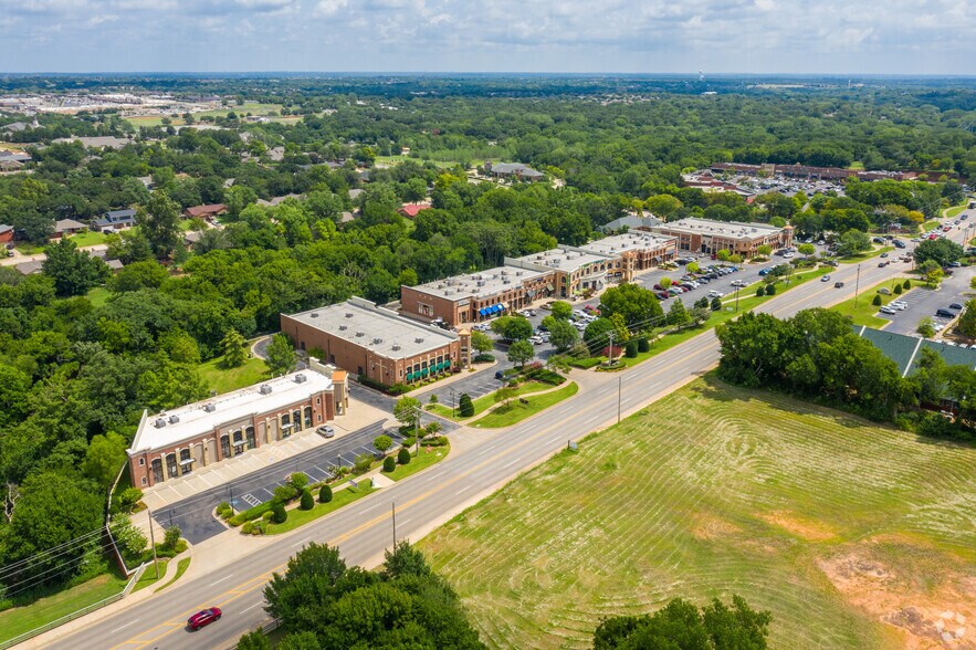 More Photos Of 1489 E 15th St, Edmond Unknown For Lease