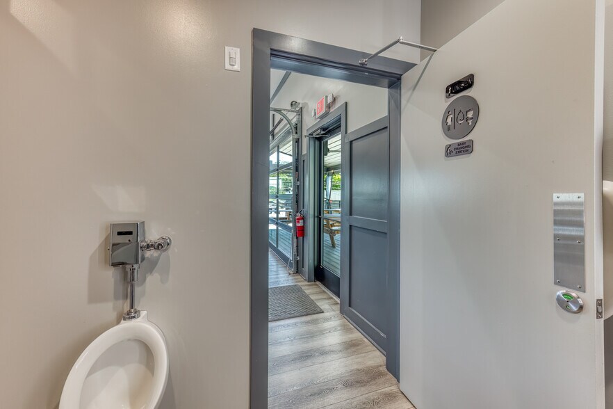 More Photos Of 640 E Maple St, Johnson City Bar For Sale