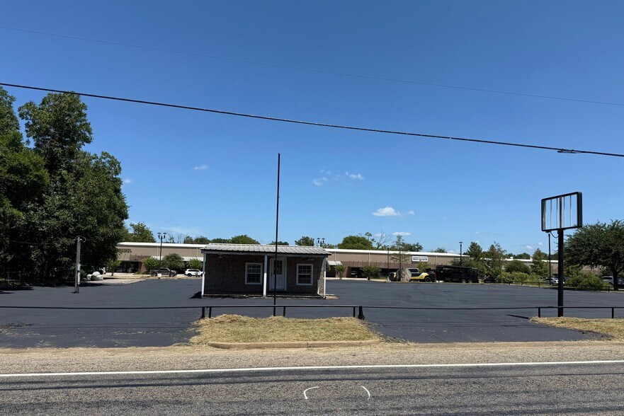 More Photos Of 407 N Main St, Lindale Land For Lease