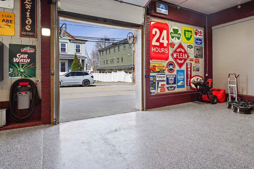 More Photos Of 62 Adams St, Waltham Flex For Sale