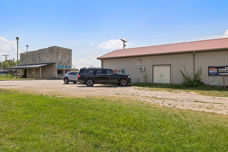More Photos Of 143 E Main St, Fordland General Retail For Sale