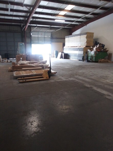 More Photos Of 5017 N Coolidge Dr, Tampa Warehouse For Lease