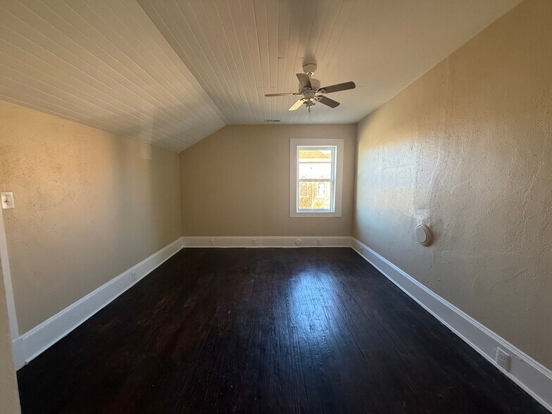 More Photos Of 402 College St, Clinton Office For Sale