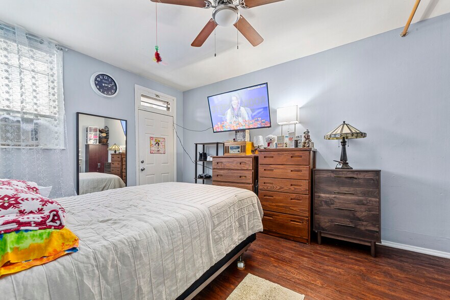 More Photos Of 6930 Myrtle Ave, Glendale General Retail For Sale