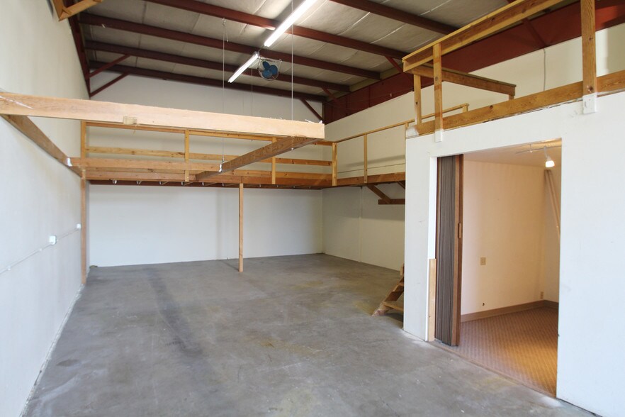 More Photos Of 1560 NE 1st St, Bend Warehouse For Sale