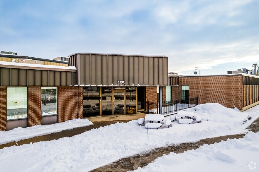 More Photos Of 1265-1325 Rue Industrielle, La Prairie Warehouse For Lease