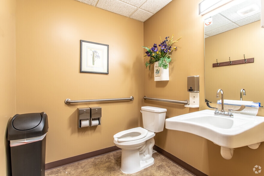 More Photos Of 7901-7909 Schatz Pointe Dr, Centerville Medical For Lease