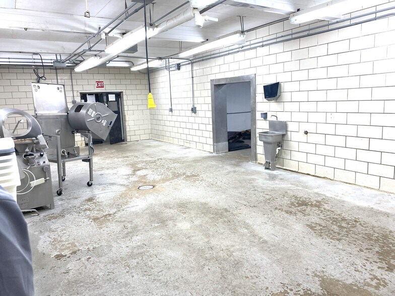 More Photos Of 1701 W Kilgore Ave, Muncie Industrial For Sale