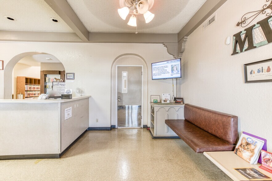 More Photos Of 3200 G St, Merced Veterinarian Kennel For Sale