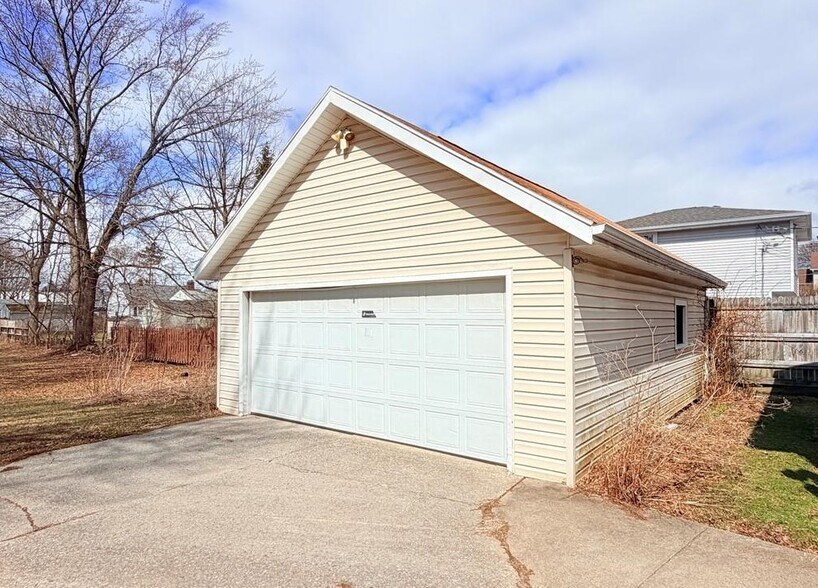 More Photos Of 158 Lake St, Hamburg General Retail For Sale