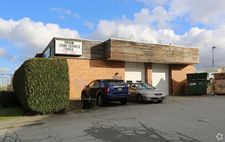 More Photos Of 5950 Imperial St, Burnaby Showroom For Lease