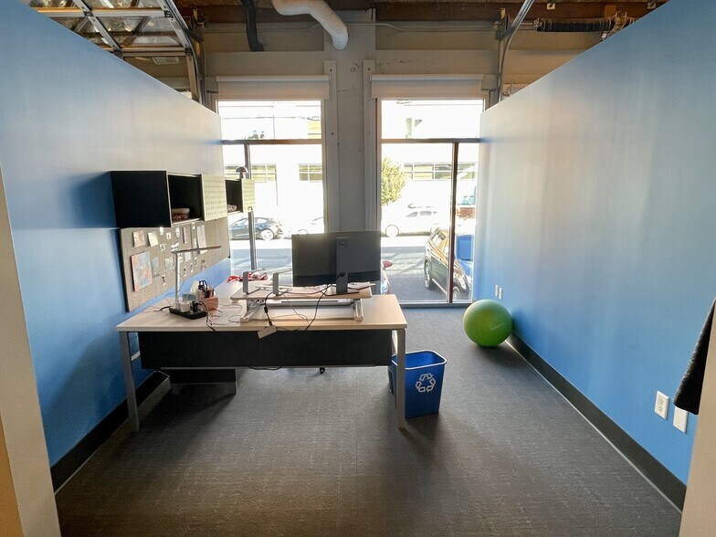 More Photos Of 2200 NW Savier St, Portland Flex For Lease