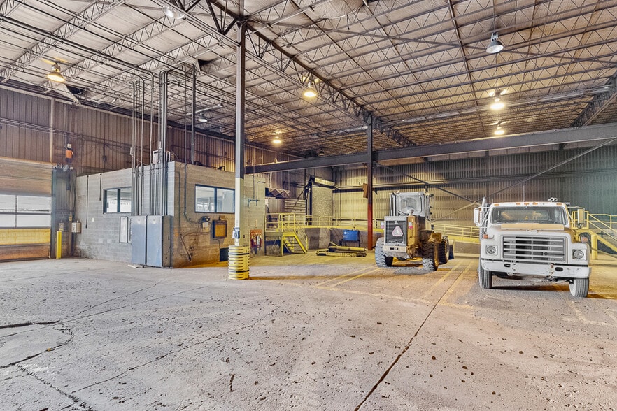 More Photos Of 1001 E Broadway St, Alliance Industrial For Sale