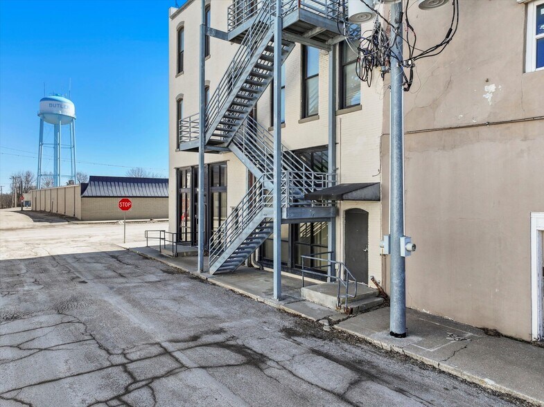 More Photos Of 2-4 W Ohio St, Butler Office For Lease