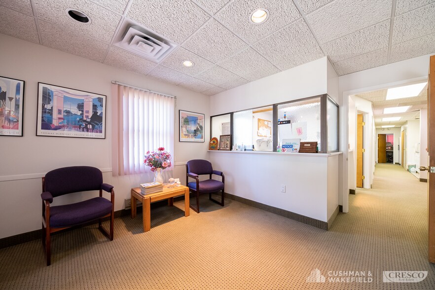 More Photos Of 5555 Mayfield Rd, Cleveland Office For Sale