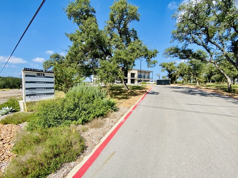 More Photos Of 1878 Herbelin Rd, New Braunfels Office For Lease