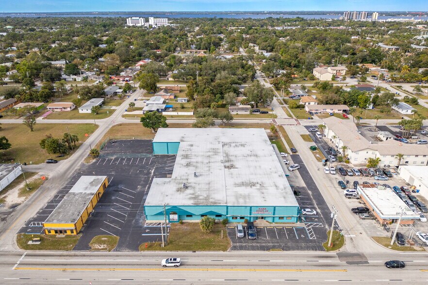 More Photos Of 2546-2578 Fowler St, Fort Myers Warehouse For Lease